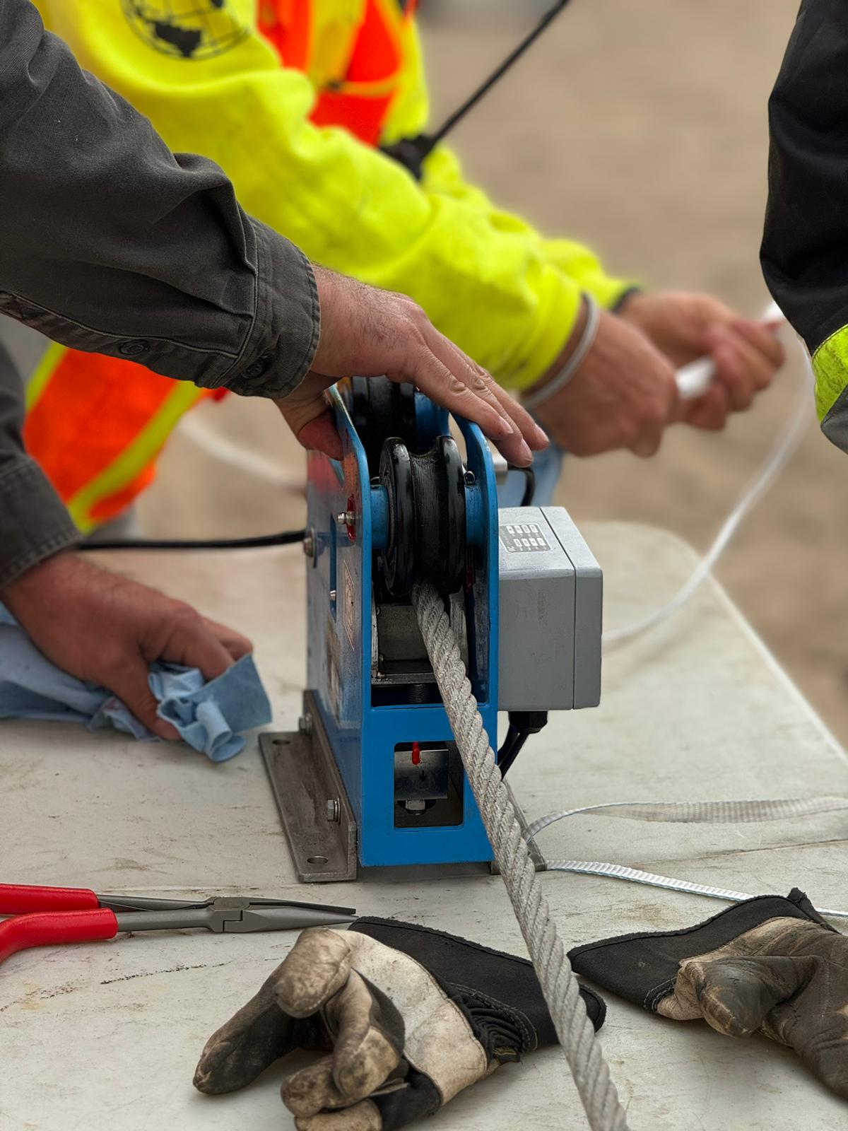 Cable tensioning equipment monitored during a fiber pull